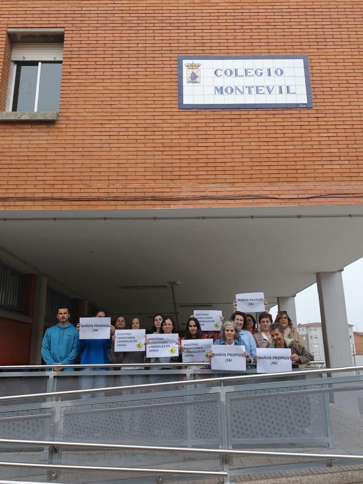 Concentración del profesoráu y del CP Montevil.