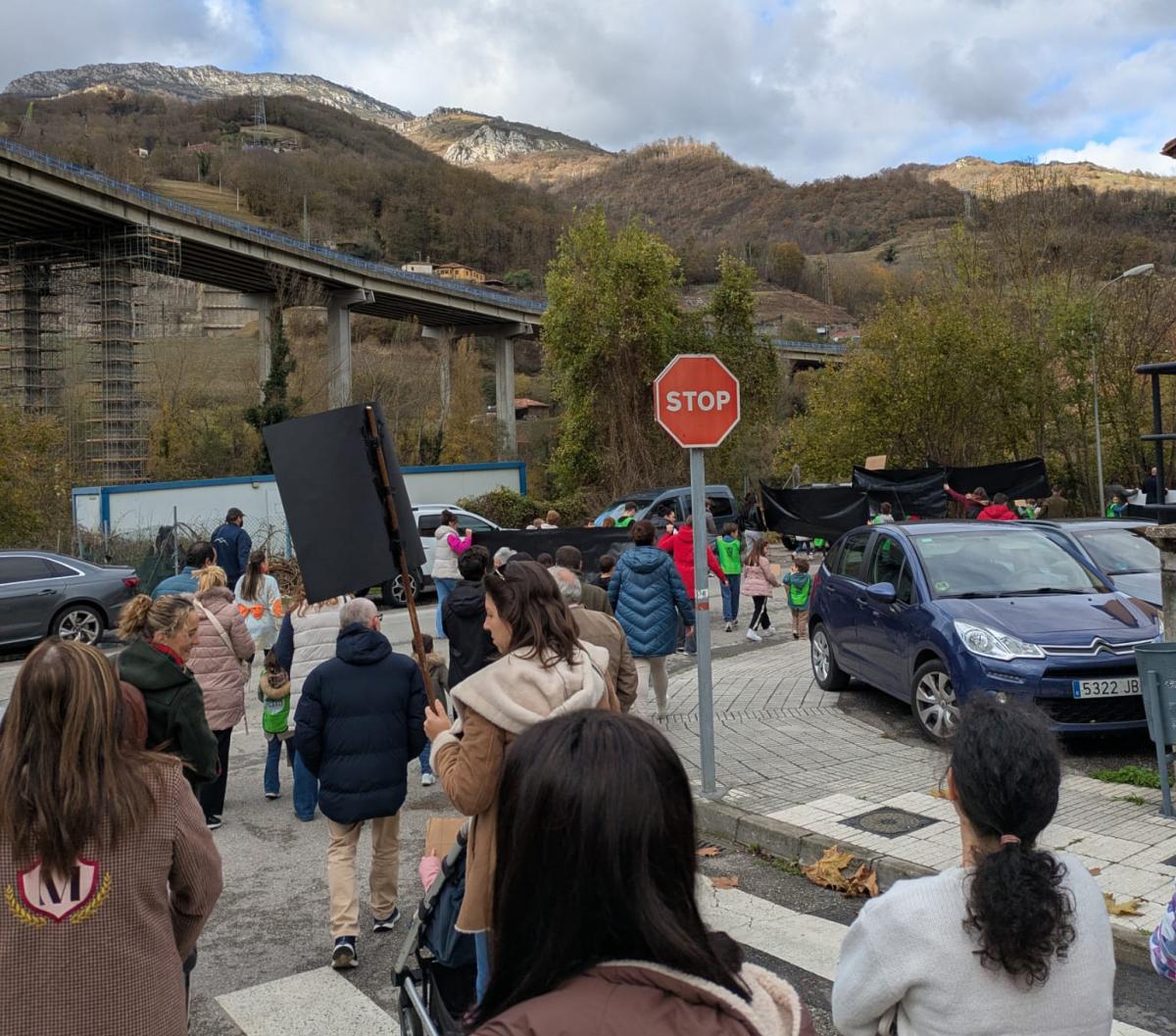 Movilización en Lena por una solución digna para el colegio de Zurea.