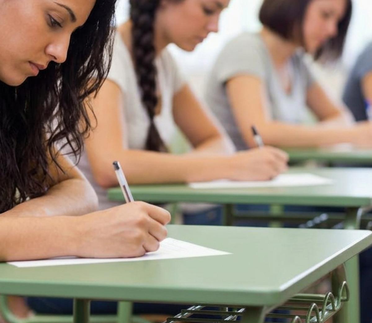 Opositoras realizando un ejercicio escrito.