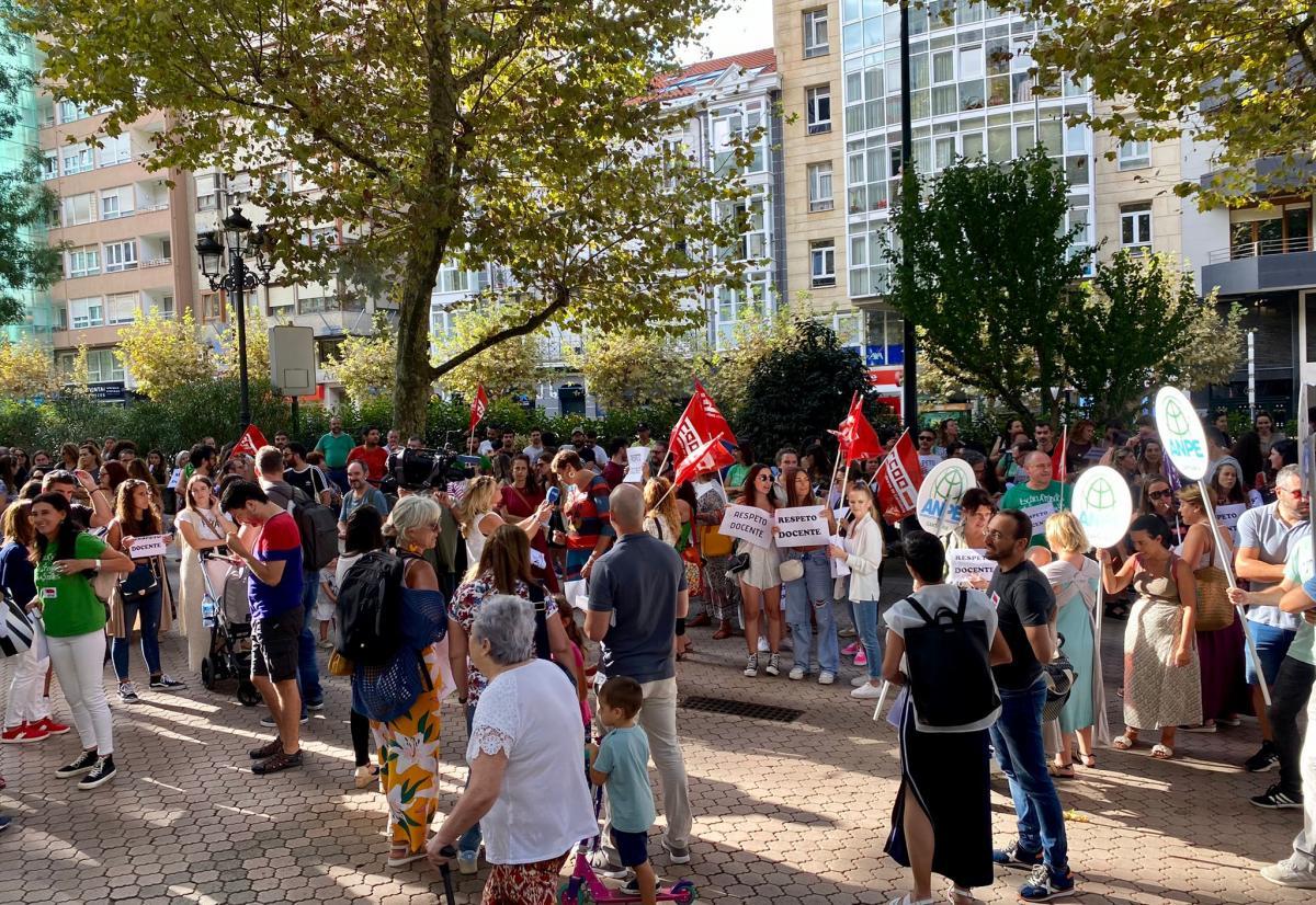 Concentración de docentes tras el caos organizativo de inicio de curso