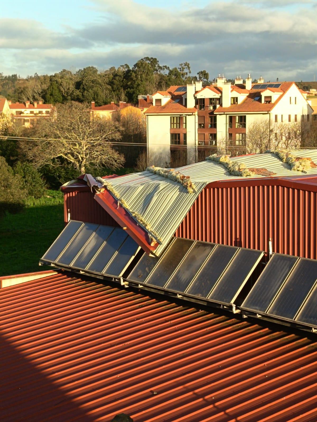 Desperfectos en la cubierta del polideportivo del CP Valdellera.