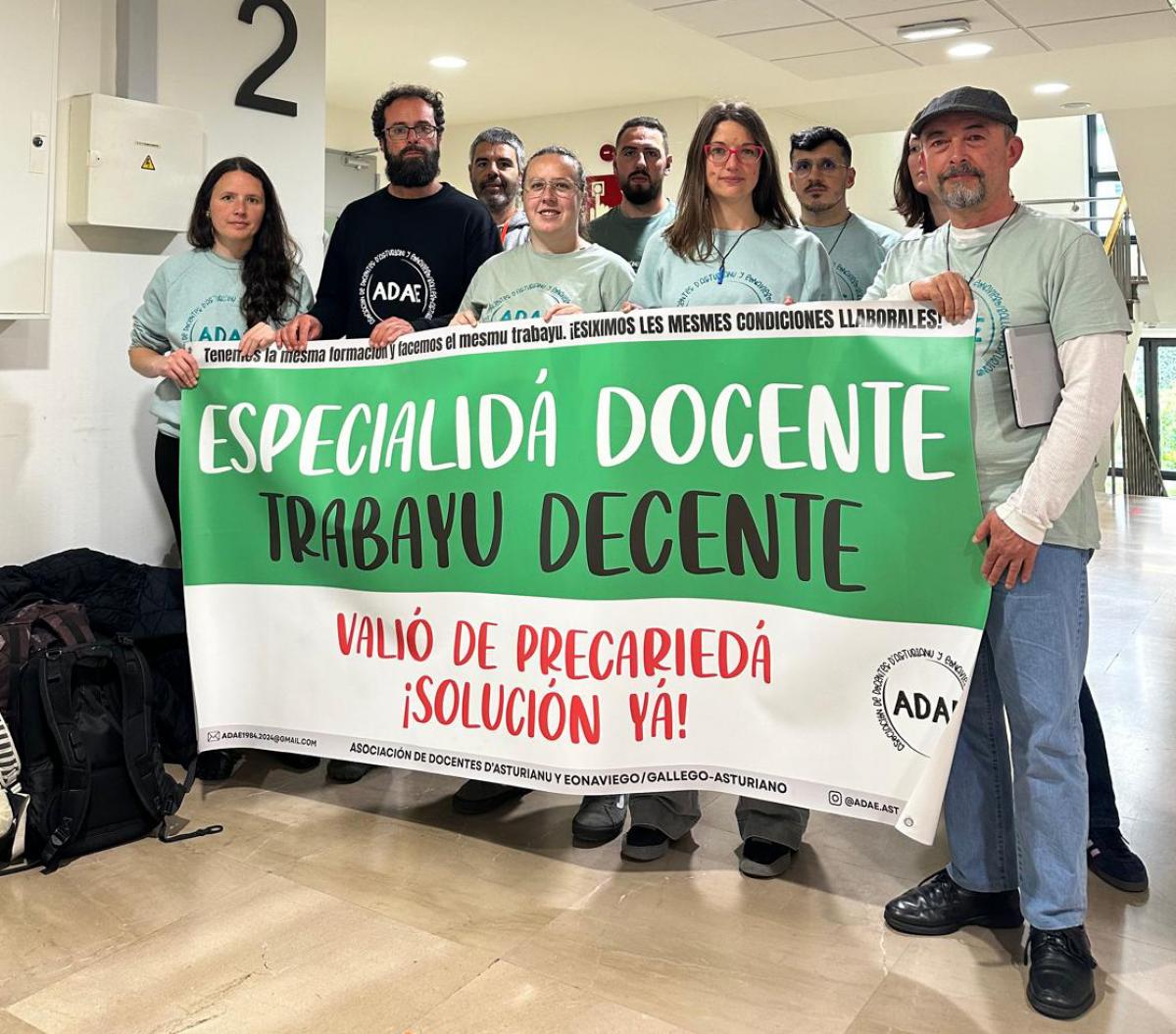 Docentes de llingua asturiana y eonaviego durante el encierro.