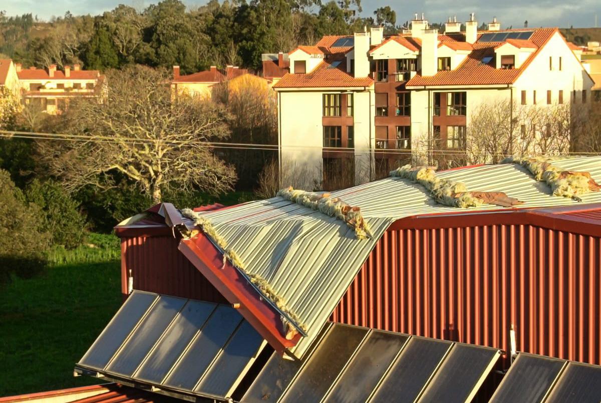 Desperfectos en la cubierta del polideportivo del CP Valdellera.